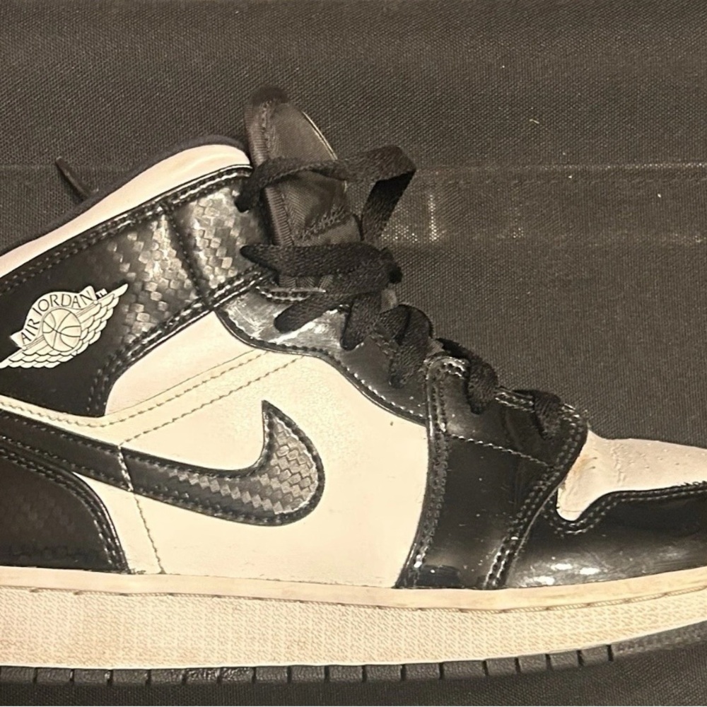 Nike  Air Jordan 1 Mid SE All-Star Carbon Fiber GS  (DD2192-001) Size 7y Or 8.5w